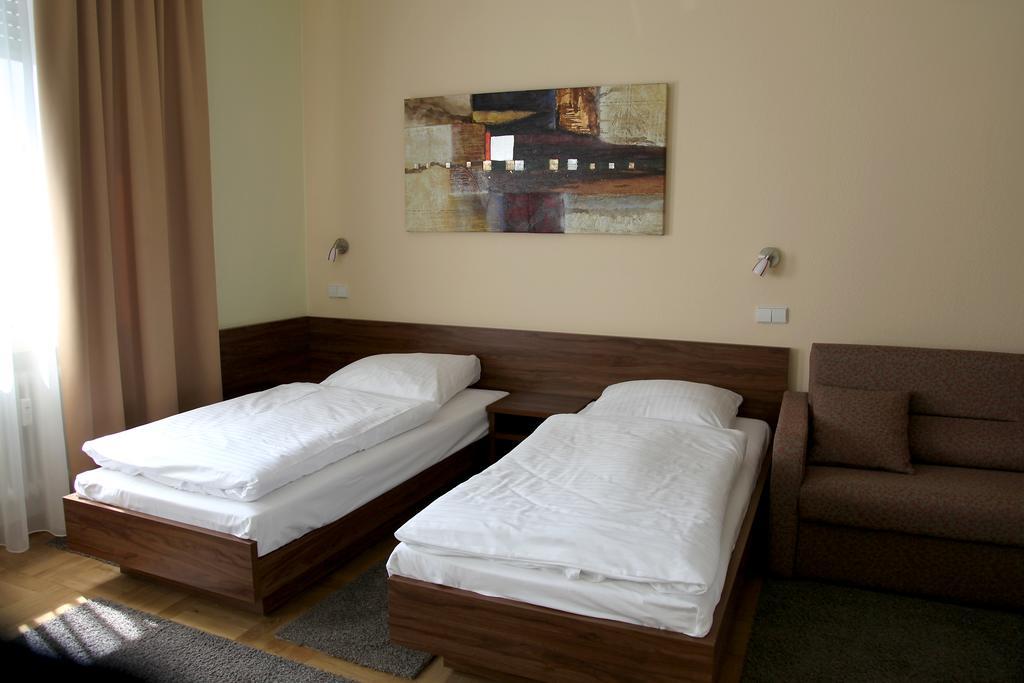 Hotel Am Charlottenplatz Esslingen am Neckar Room photo